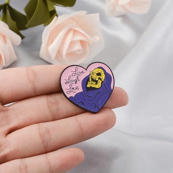 ๐ New Skeletor Live Laugh Love Heart Pin - Picture 6 of 7